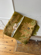 Grande pochette upcyclée laine verte et franges