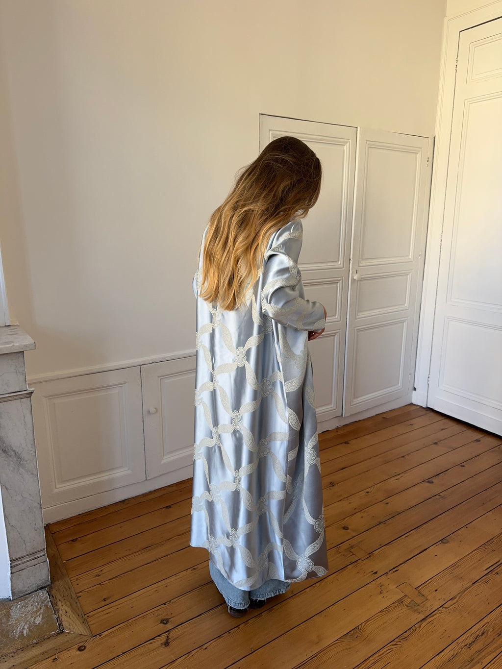 Veste longue upcyclée satinée ciel - M/L
