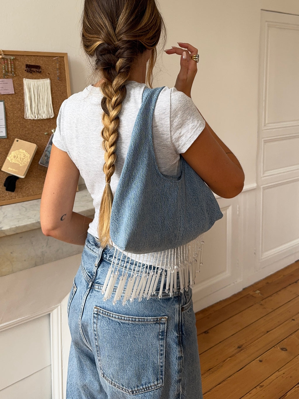 Sac upcyclé denim clair et perles