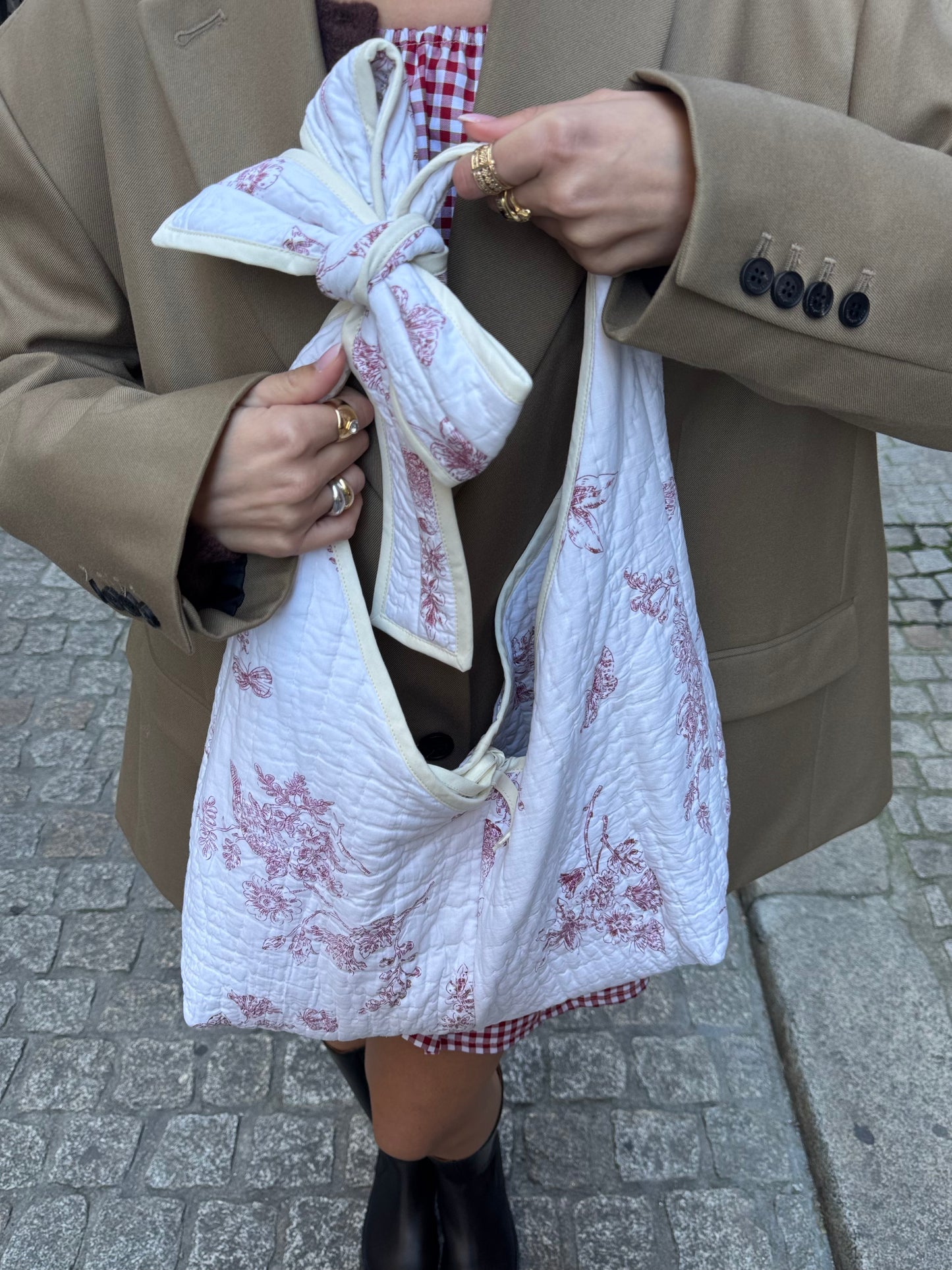 Sac upcyclé matelassé nœud blanc à motifs
