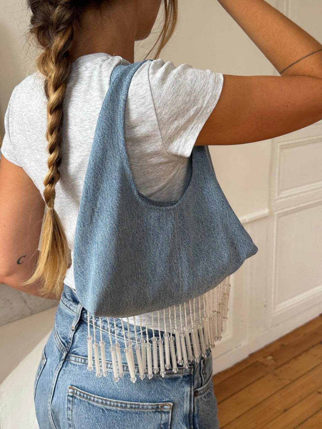 Sac upcyclé denim clair et perles
