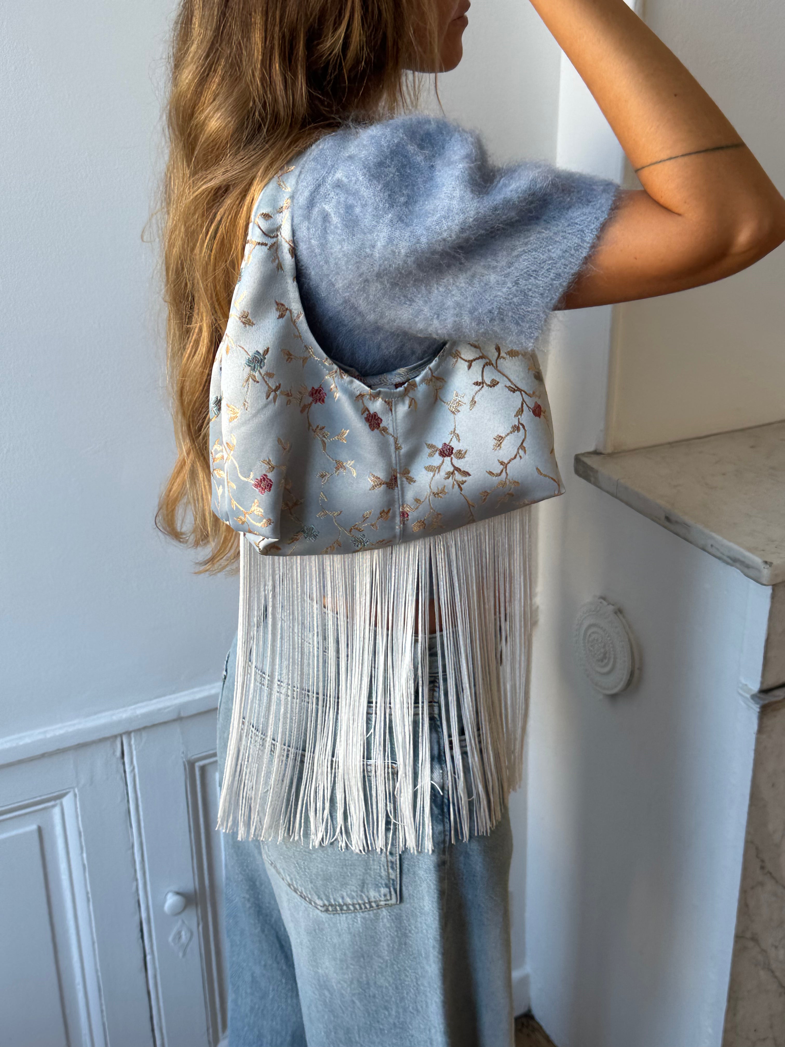 Sac upcyclé satiné bleu et franges