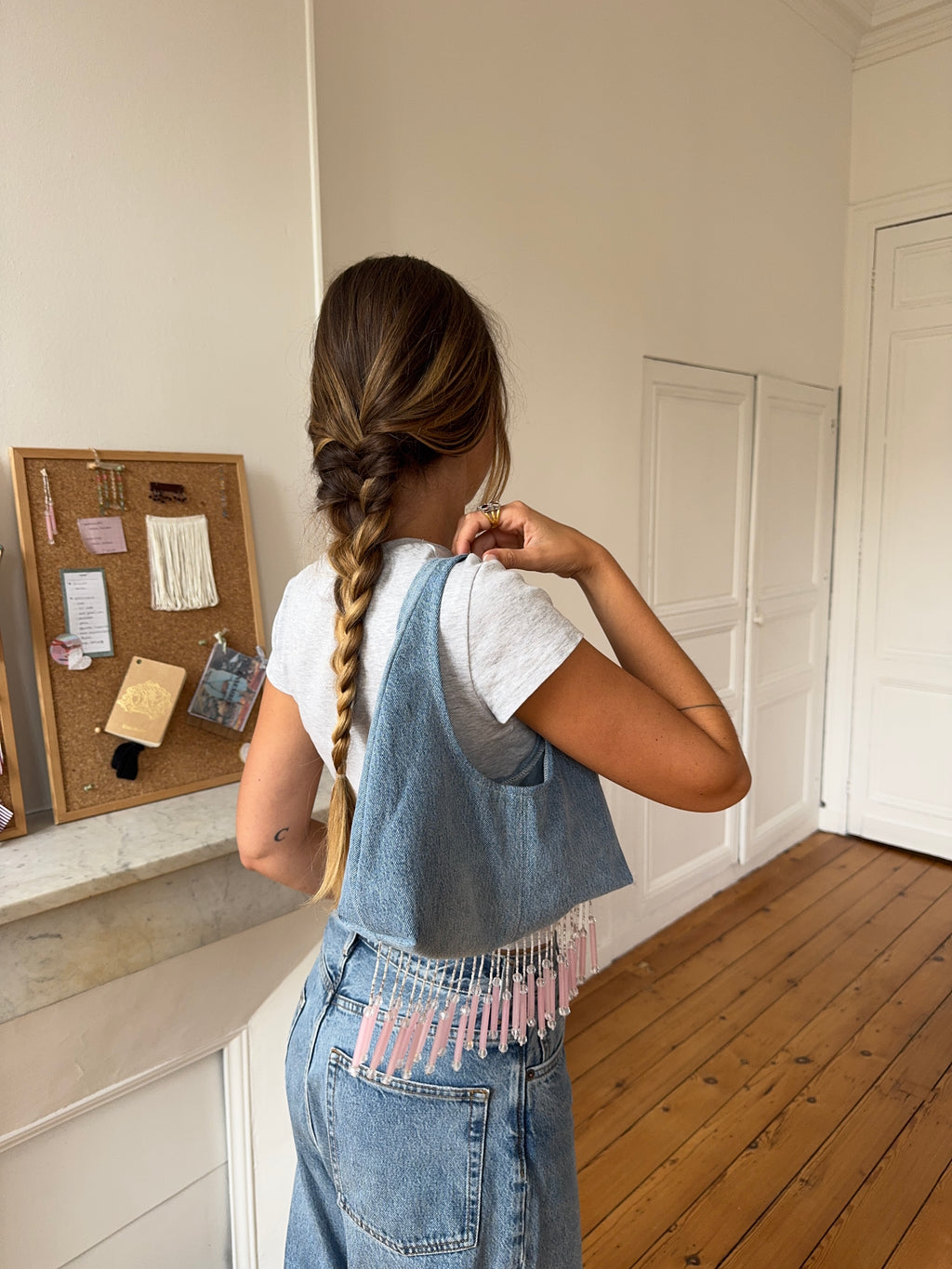 Sac upcyclé denim clair et perles