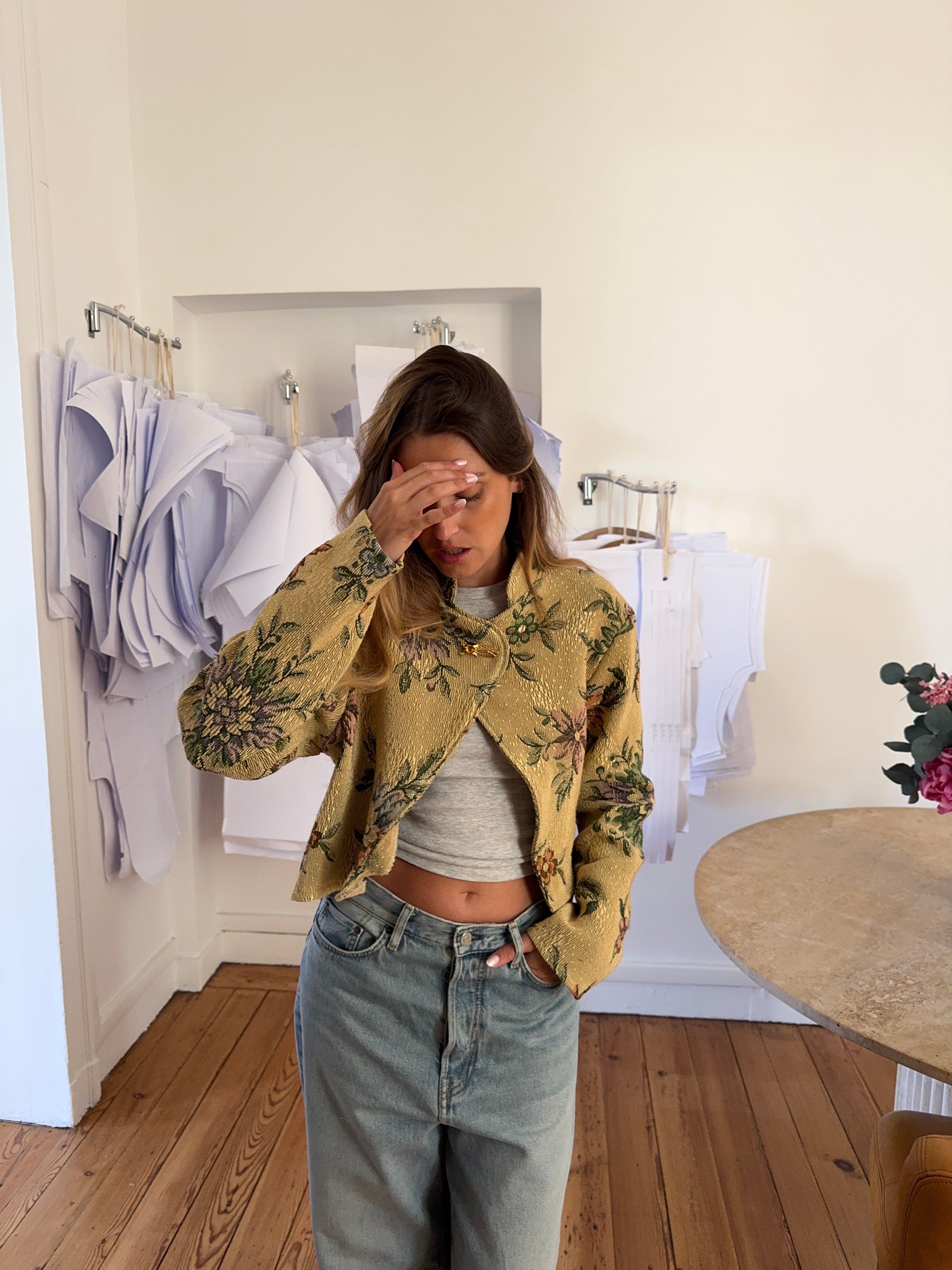 Veste courte upcyclée à fleurs