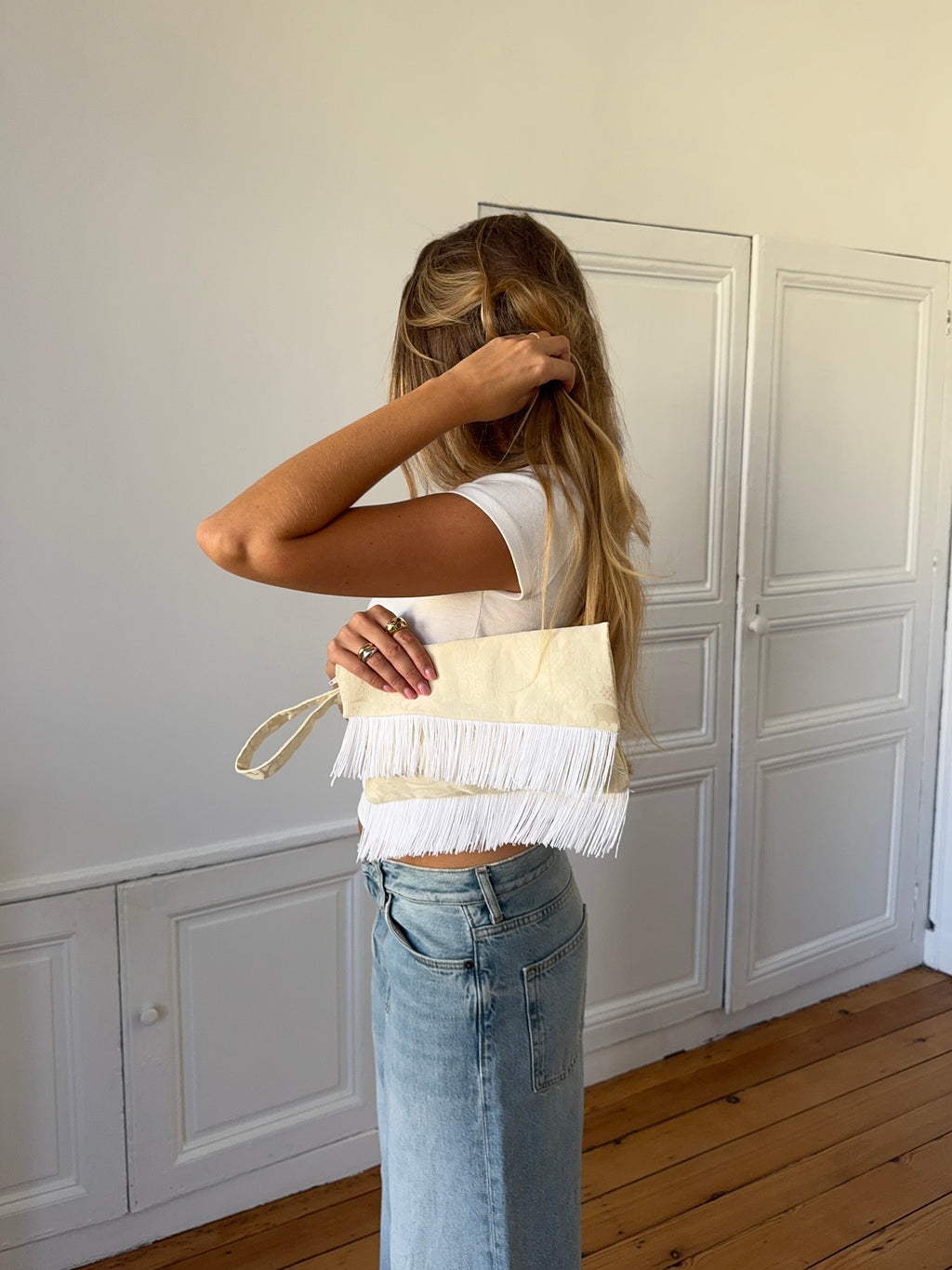 Pochette upcyclée satinée crème et franges