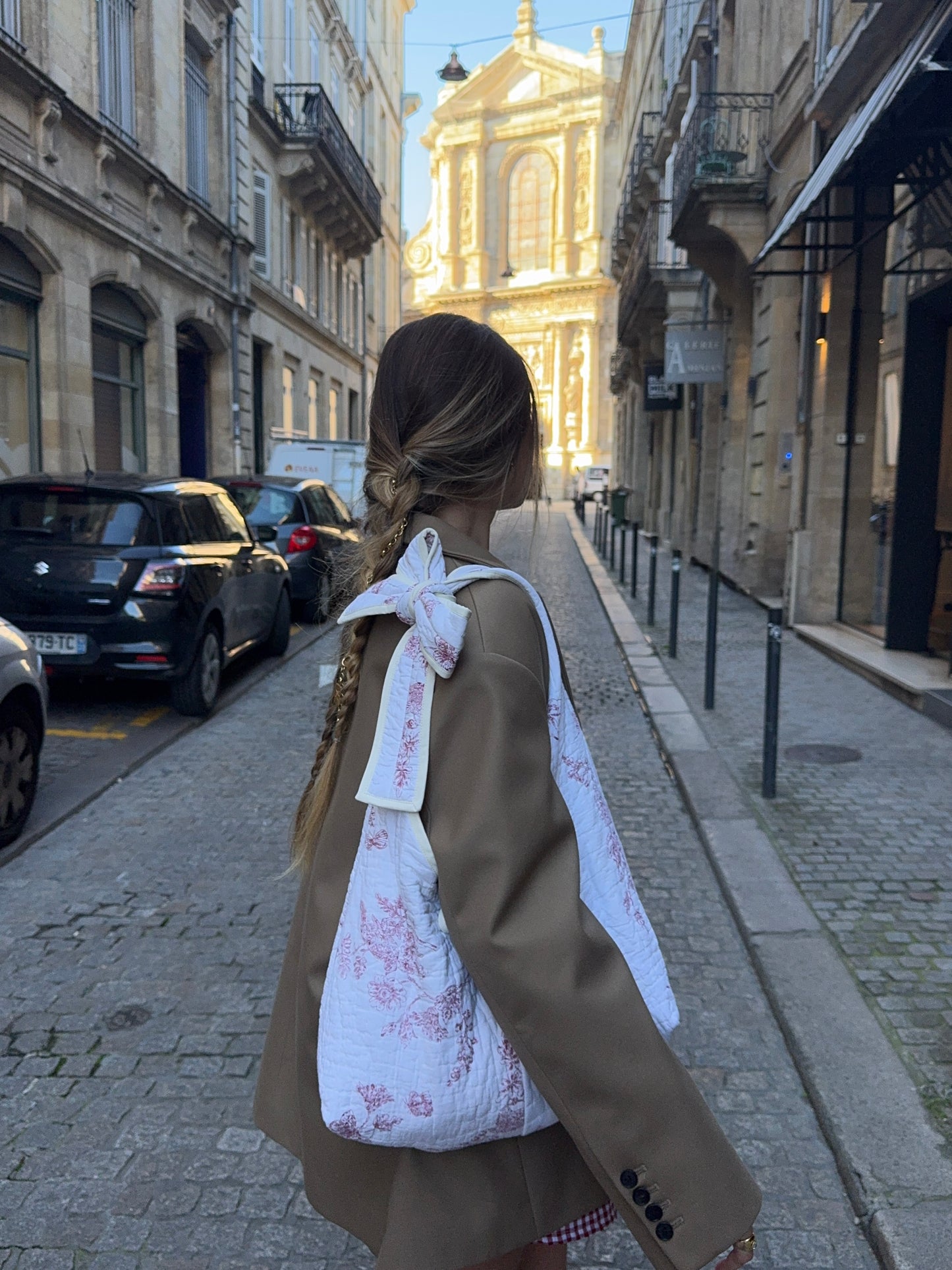 Sac upcyclé matelassé nœud blanc à motifs