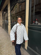 Veste upcyclée matelassée blanche à fleurs bleues vintage