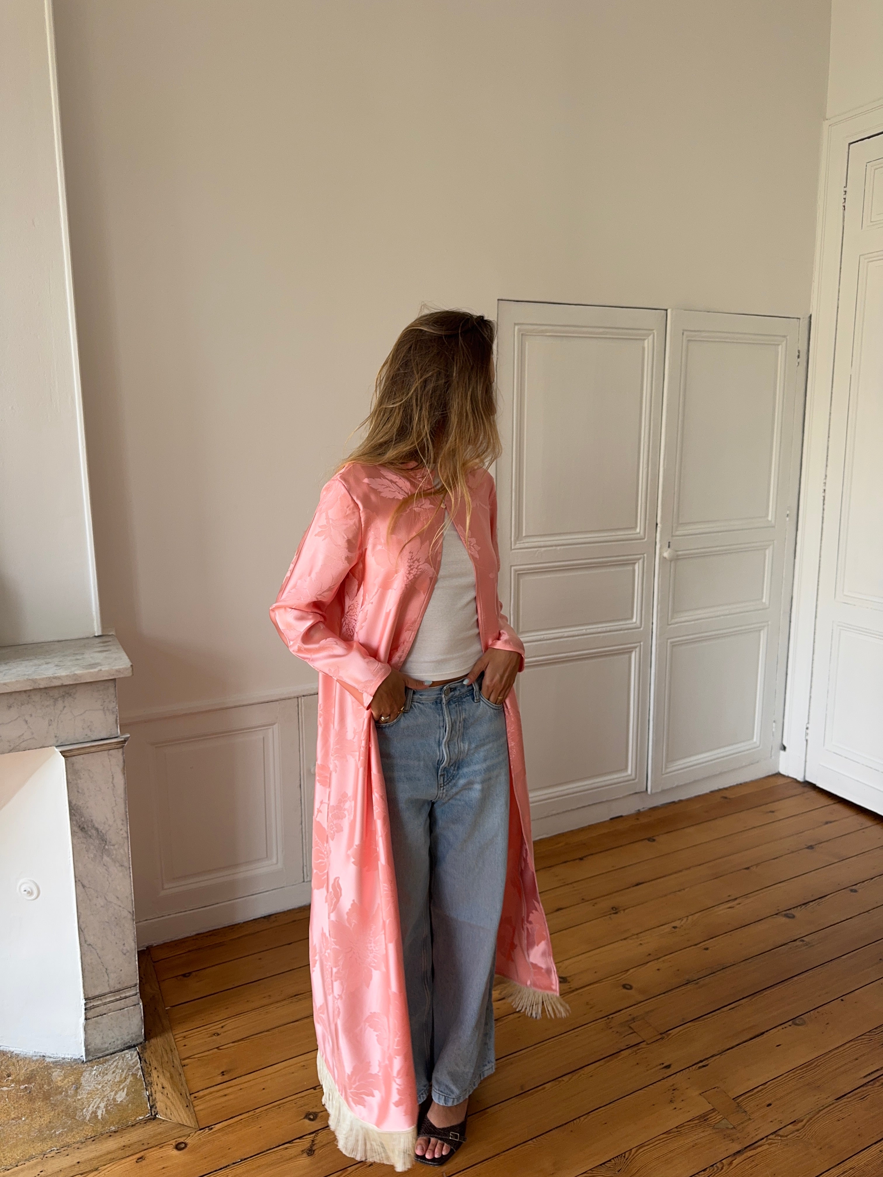 Veste longue upcyclée satinée rose et franges - S