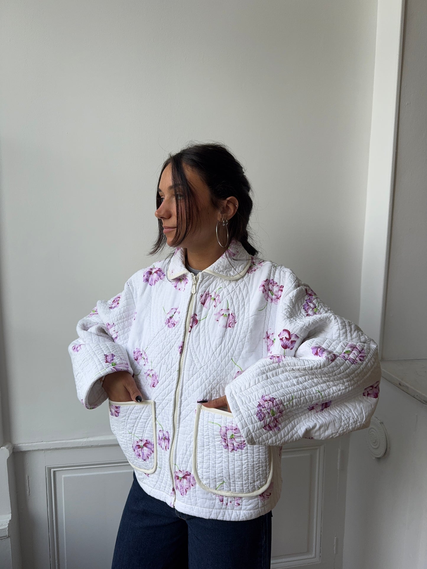 Veste upcyclée matelassée blanche à fleurs violettes