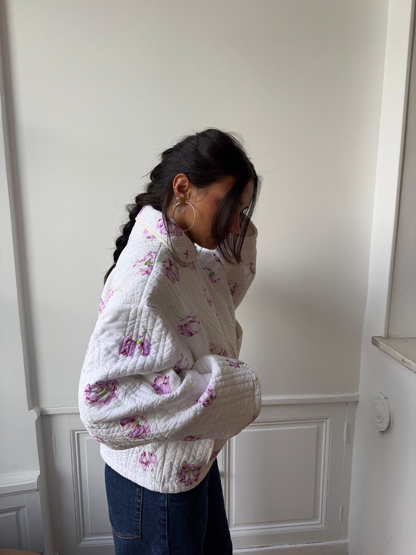 Veste upcyclée matelassée blanche à fleurs violettes