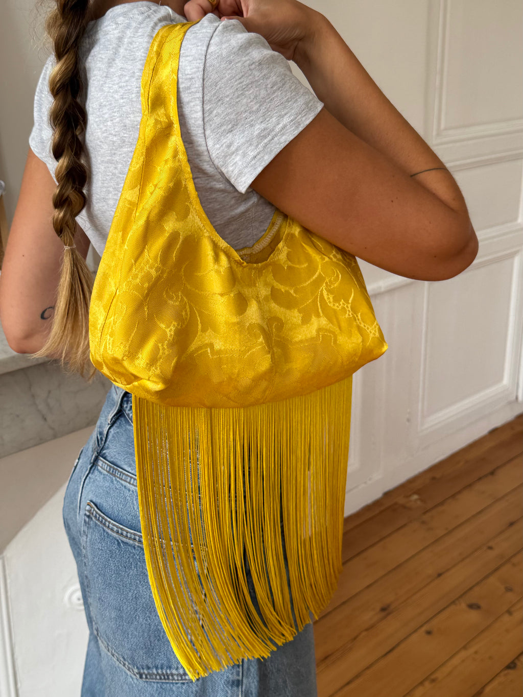 Sac upcyclé satiné jaune et franges