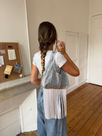 Sac upcyclé satiné gris et franges