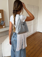 Sac upcyclé satiné gris et franges