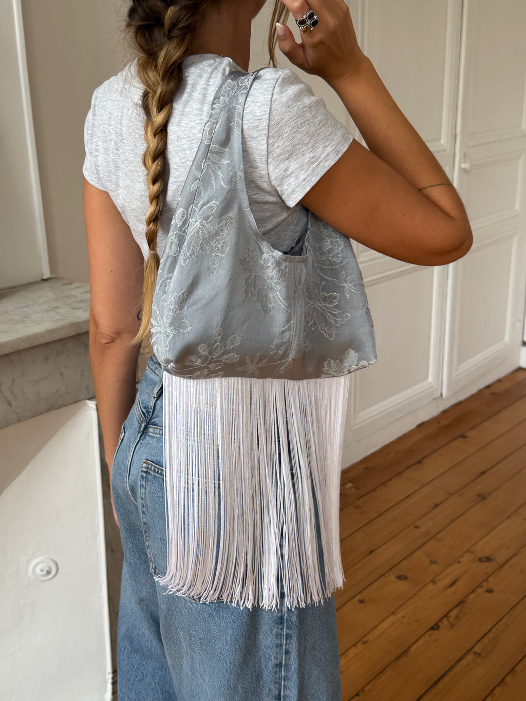 Sac upcyclé satiné gris et franges