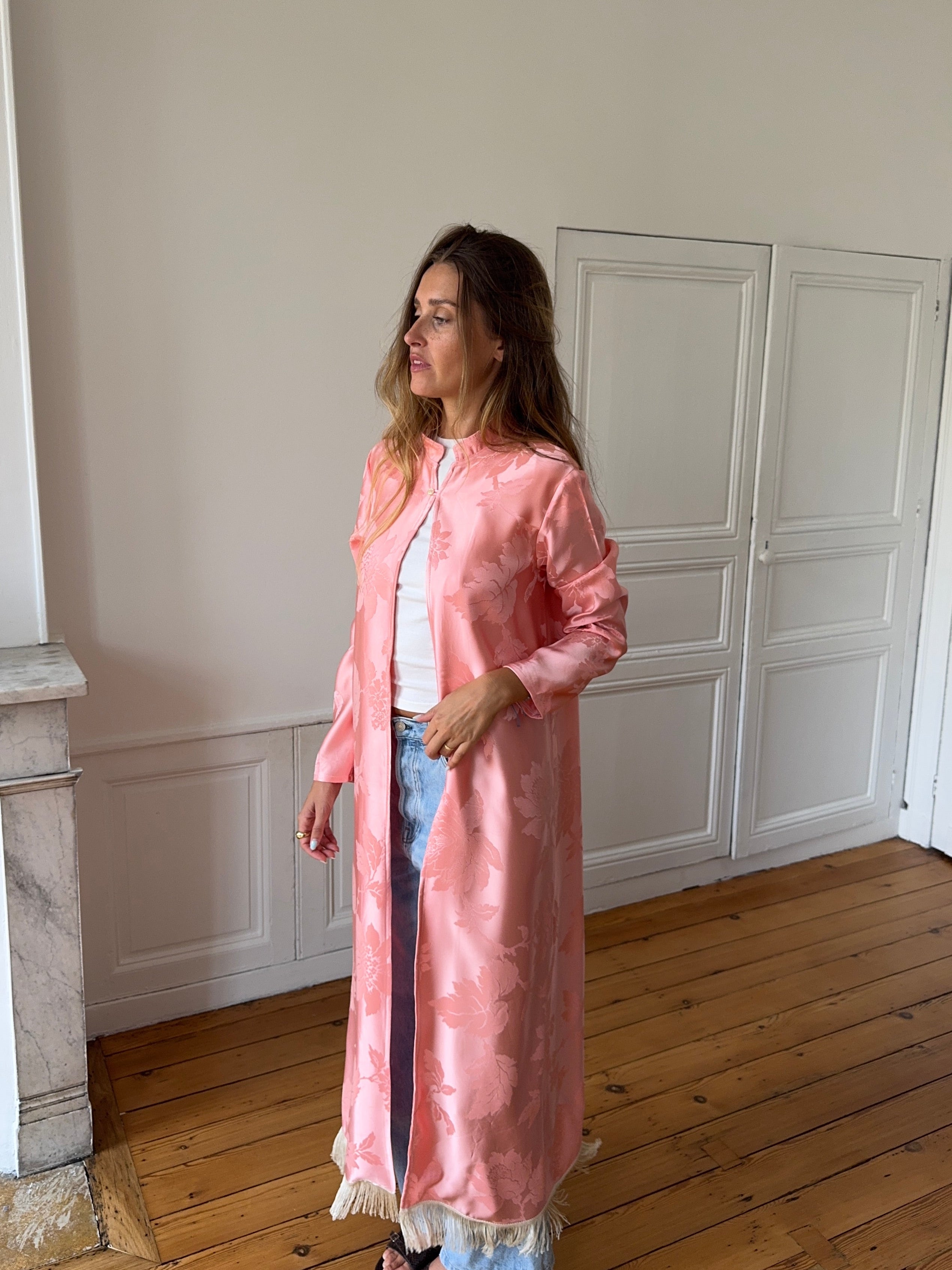 Veste longue upcyclée satinée rose et franges - S