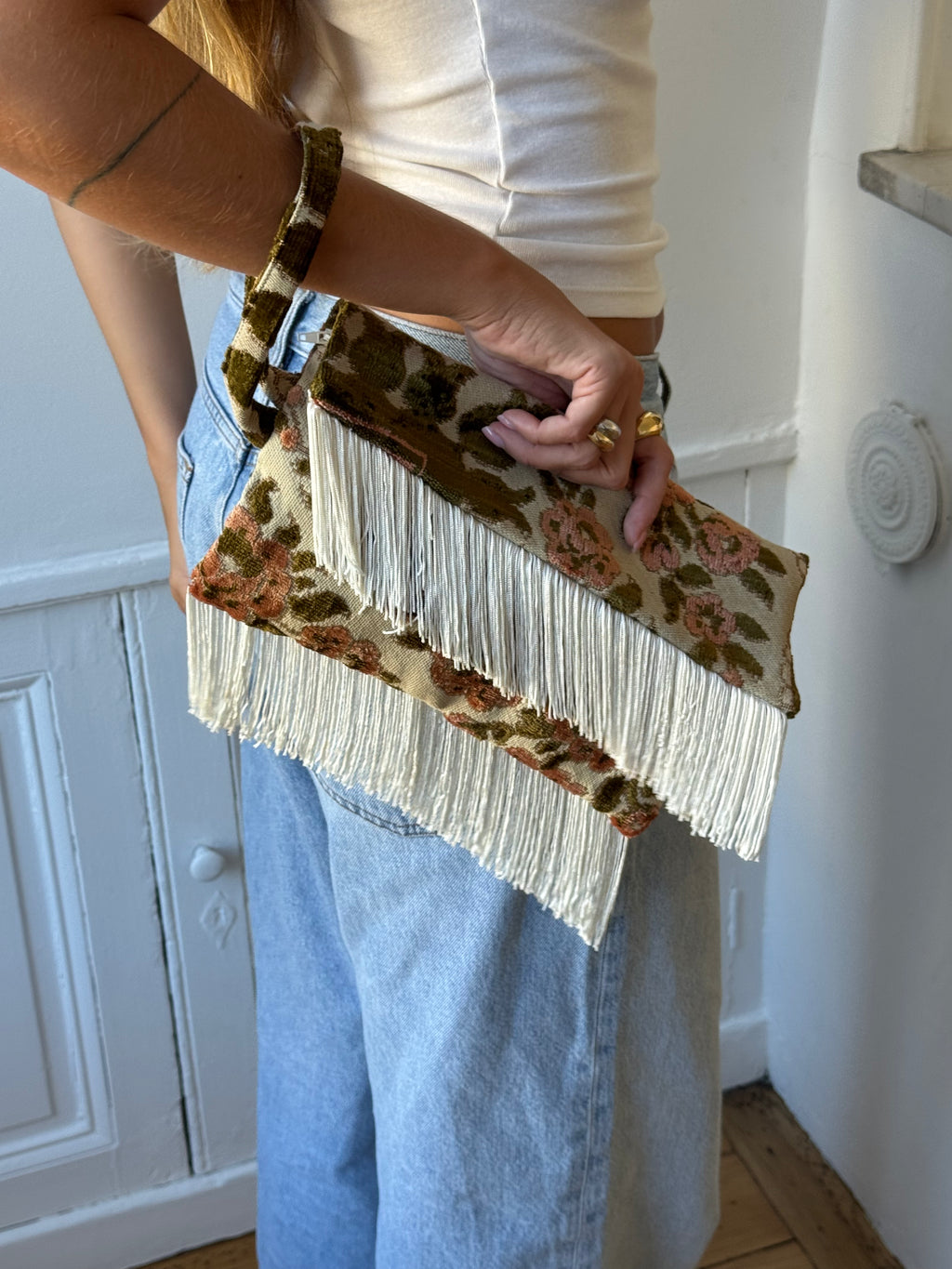Pochette upcyclée à motifs et franges