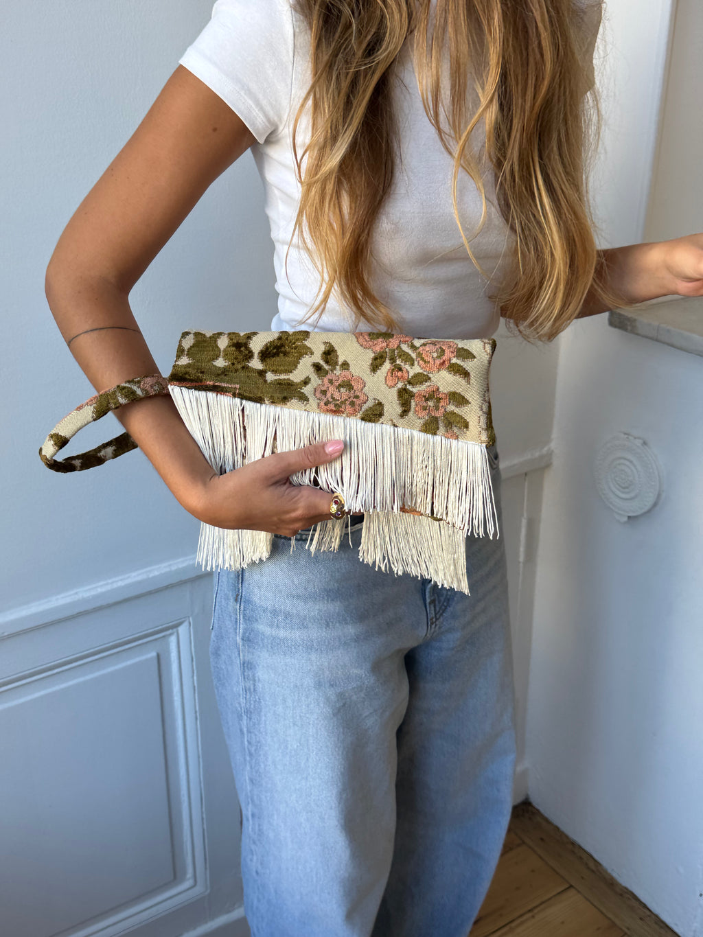Pochette upcyclée à motifs et franges