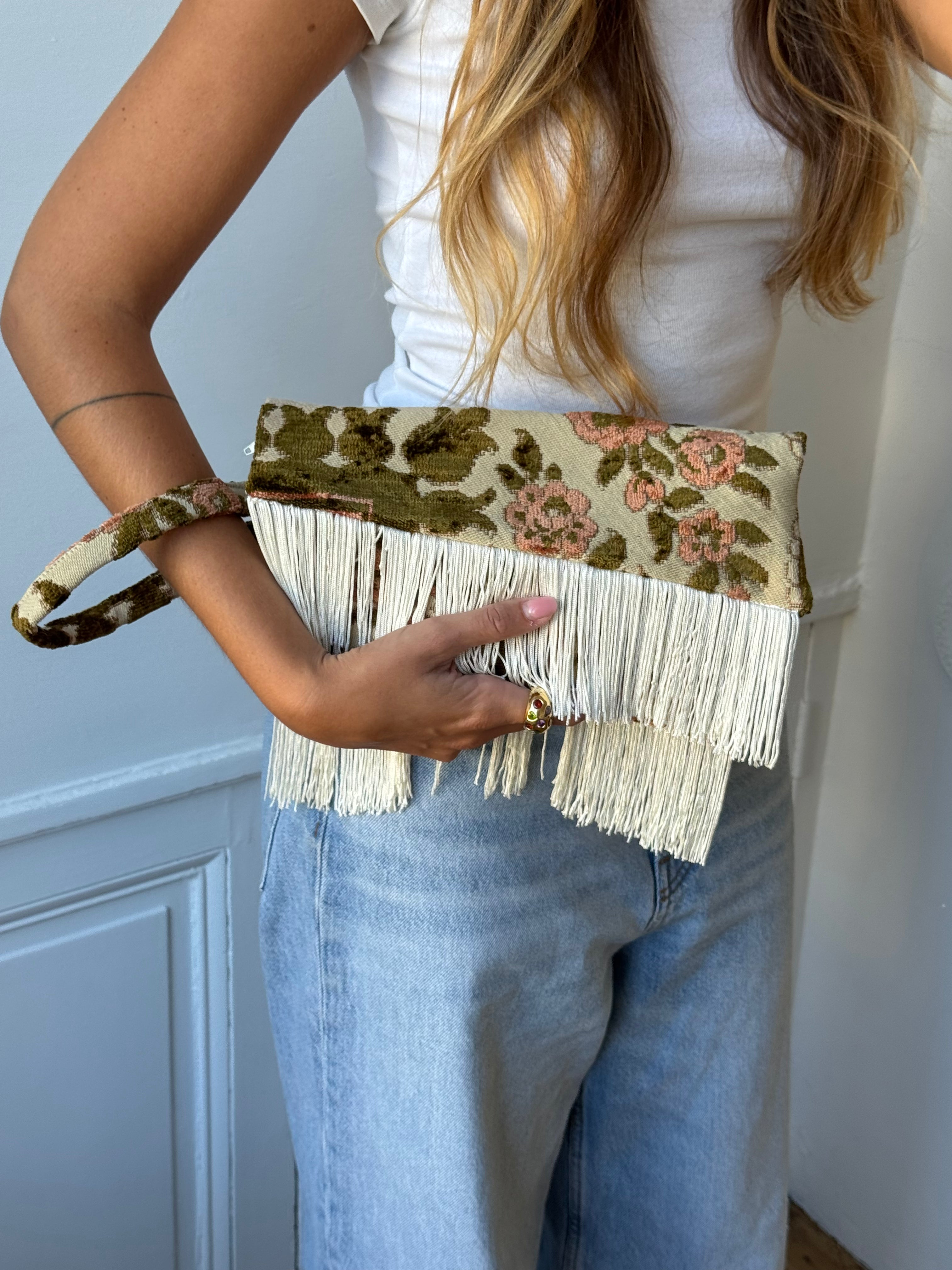 Pochette upcyclée à motifs et franges
