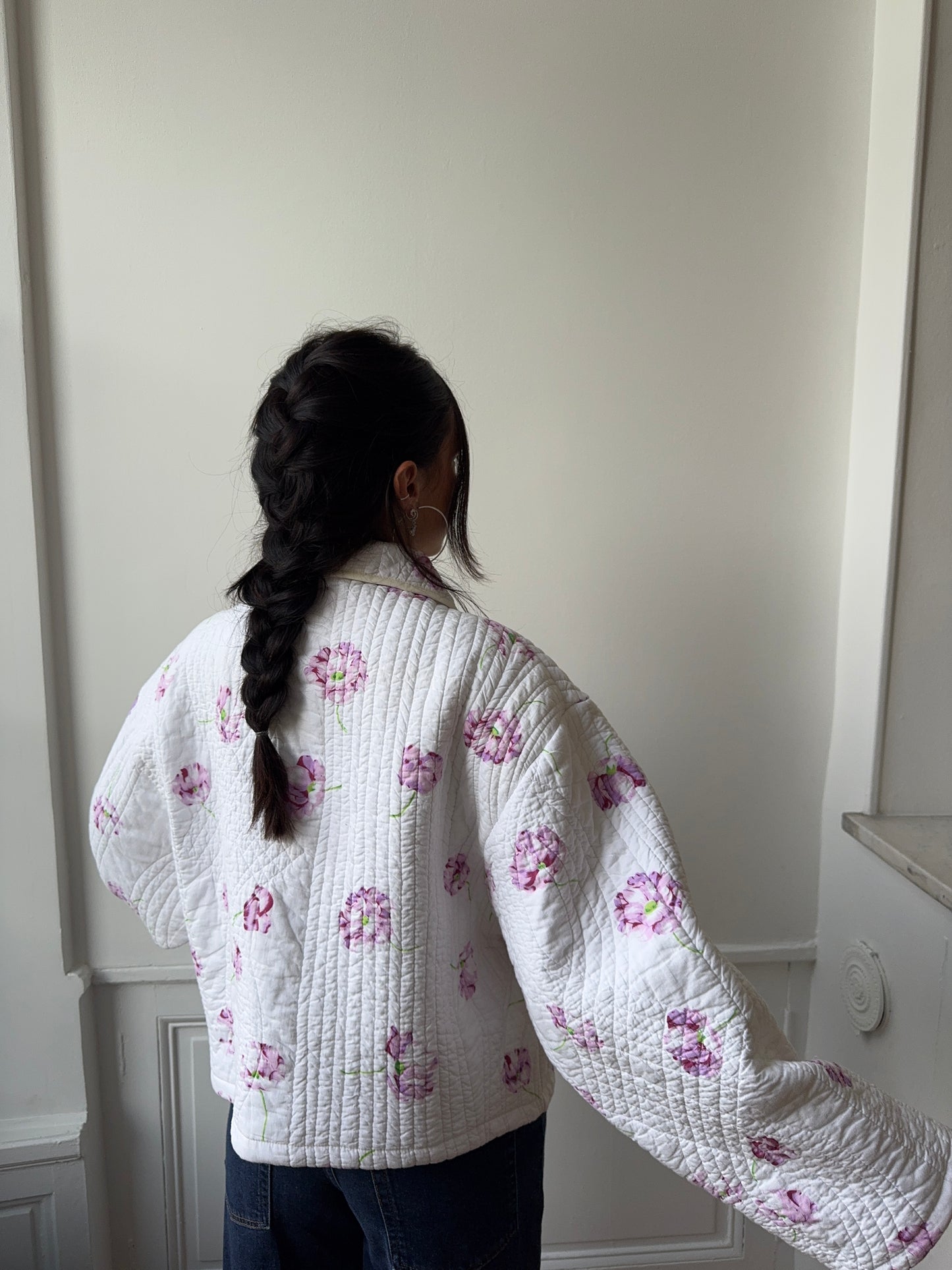Veste upcyclée matelassée blanche à fleurs violettes