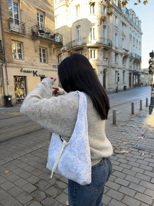 Sac upcyclé matelassé blanc à motifs bleutés