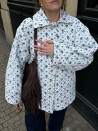 Veste upcyclée matelassée blanche à fleurs bleues vintage