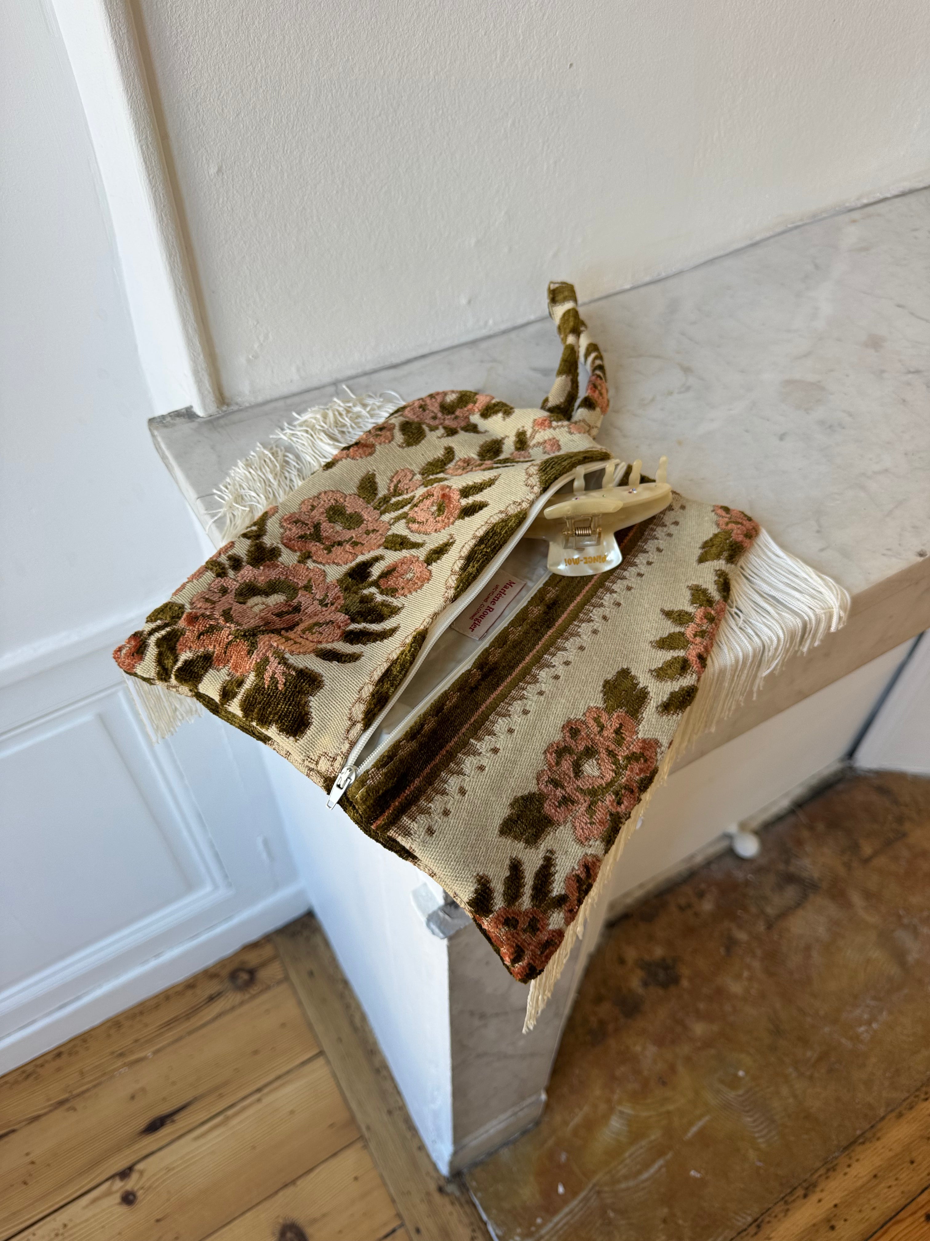 Pochette upcyclée à motifs et franges