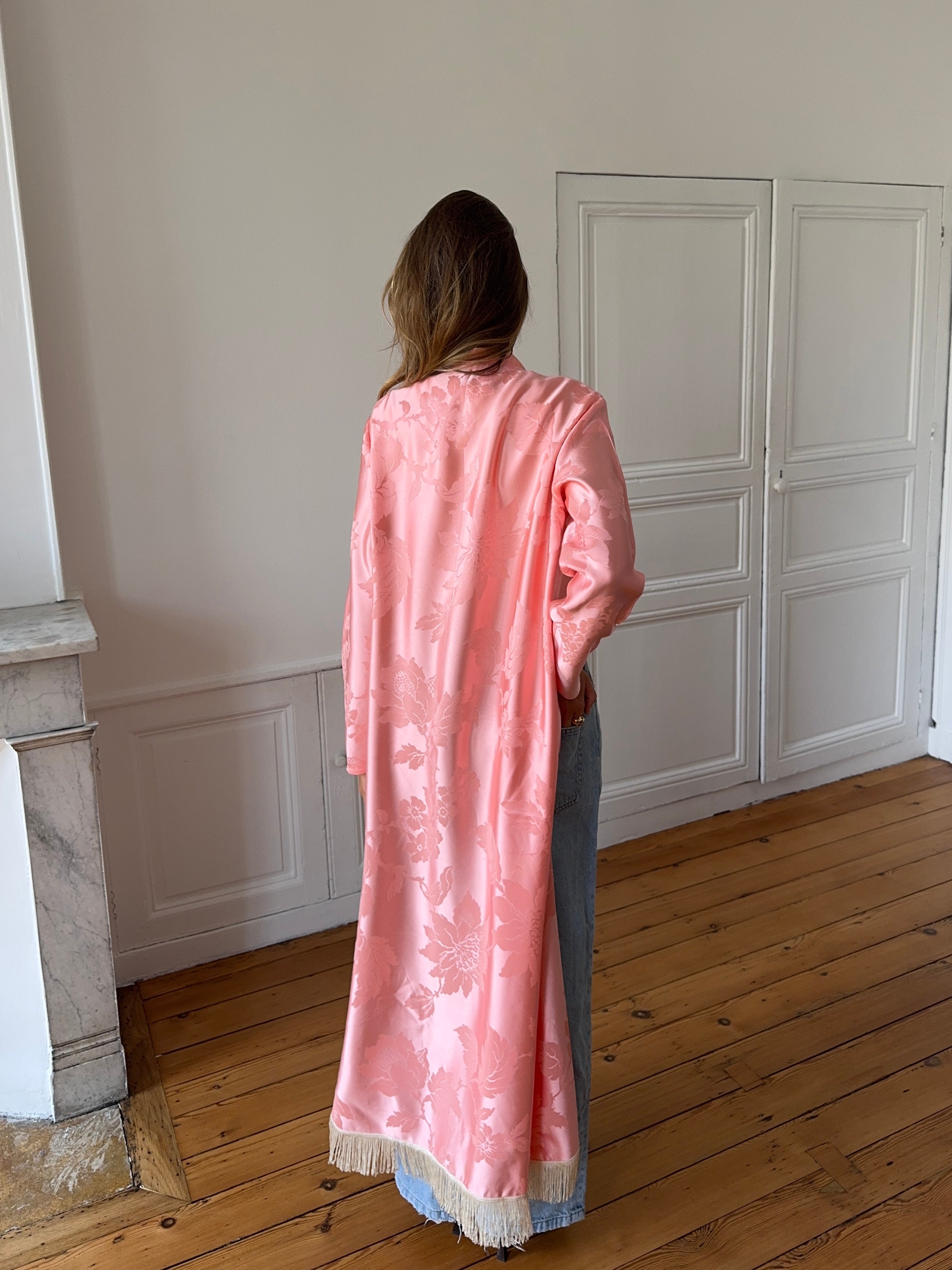 Veste longue upcyclée satinée rose et franges - S
