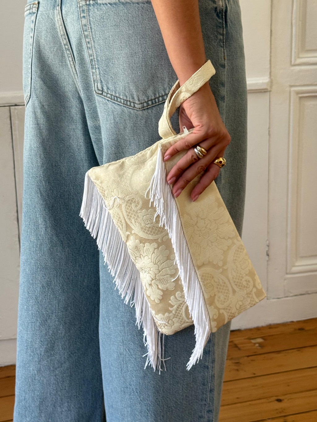 Pochette upcyclée satinée crème et franges