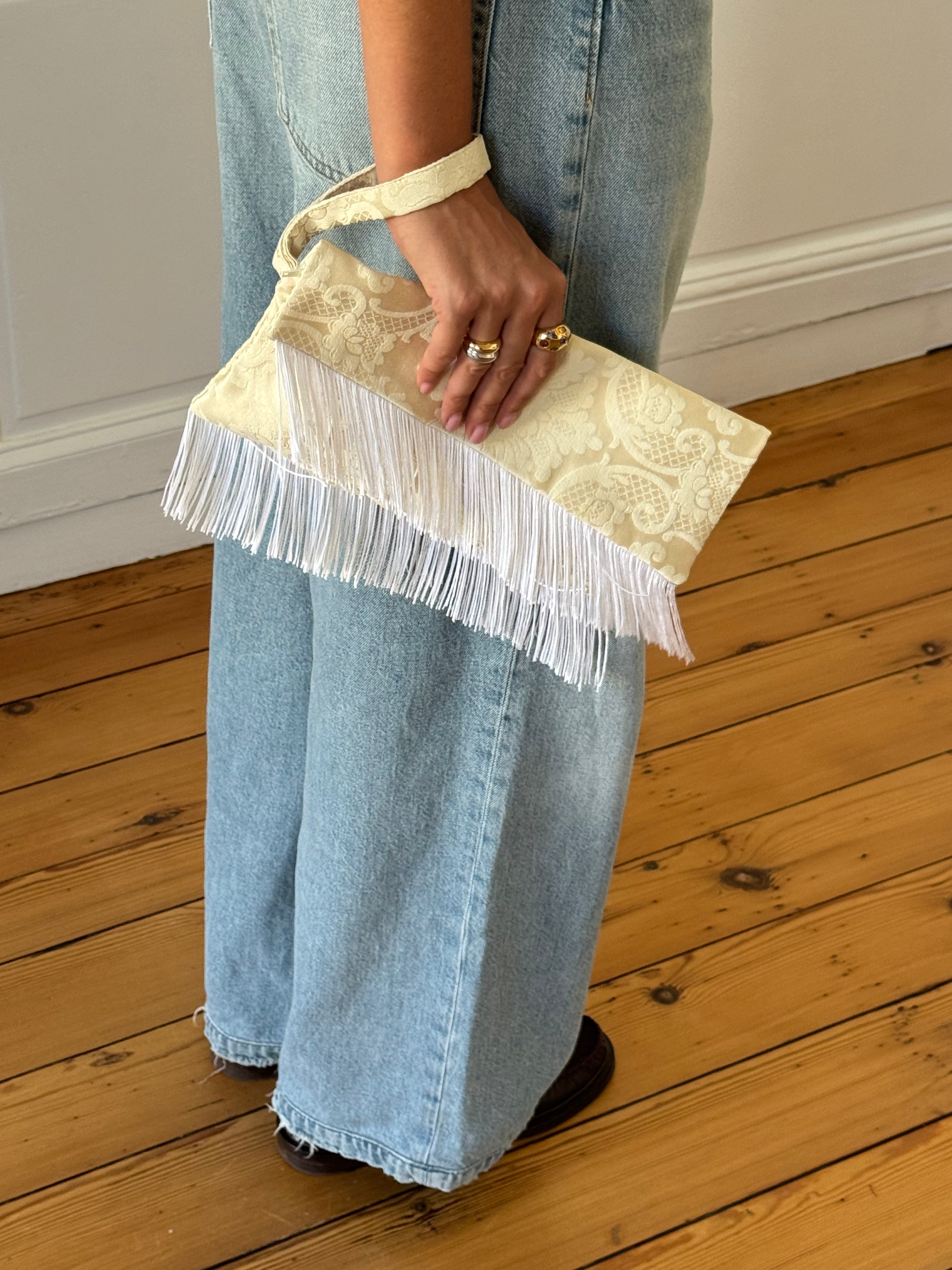 Pochette upcyclée satinée crème et franges