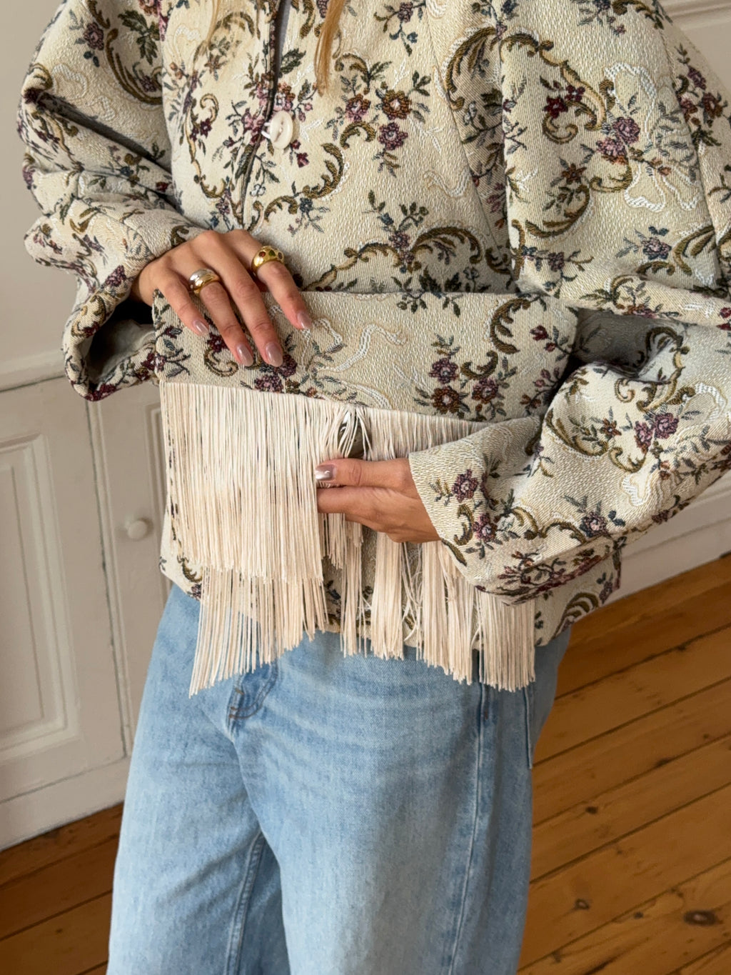 Pochette upcyclée à motifs et franges