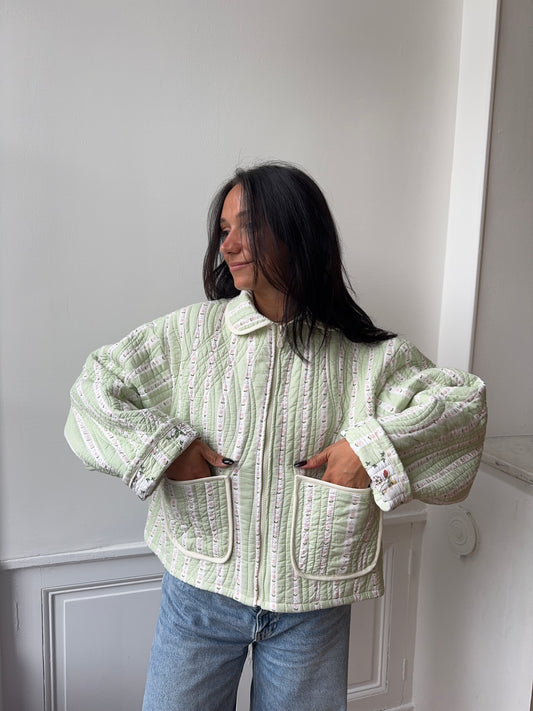Veste upcyclée matelassée vert clair et motifs
