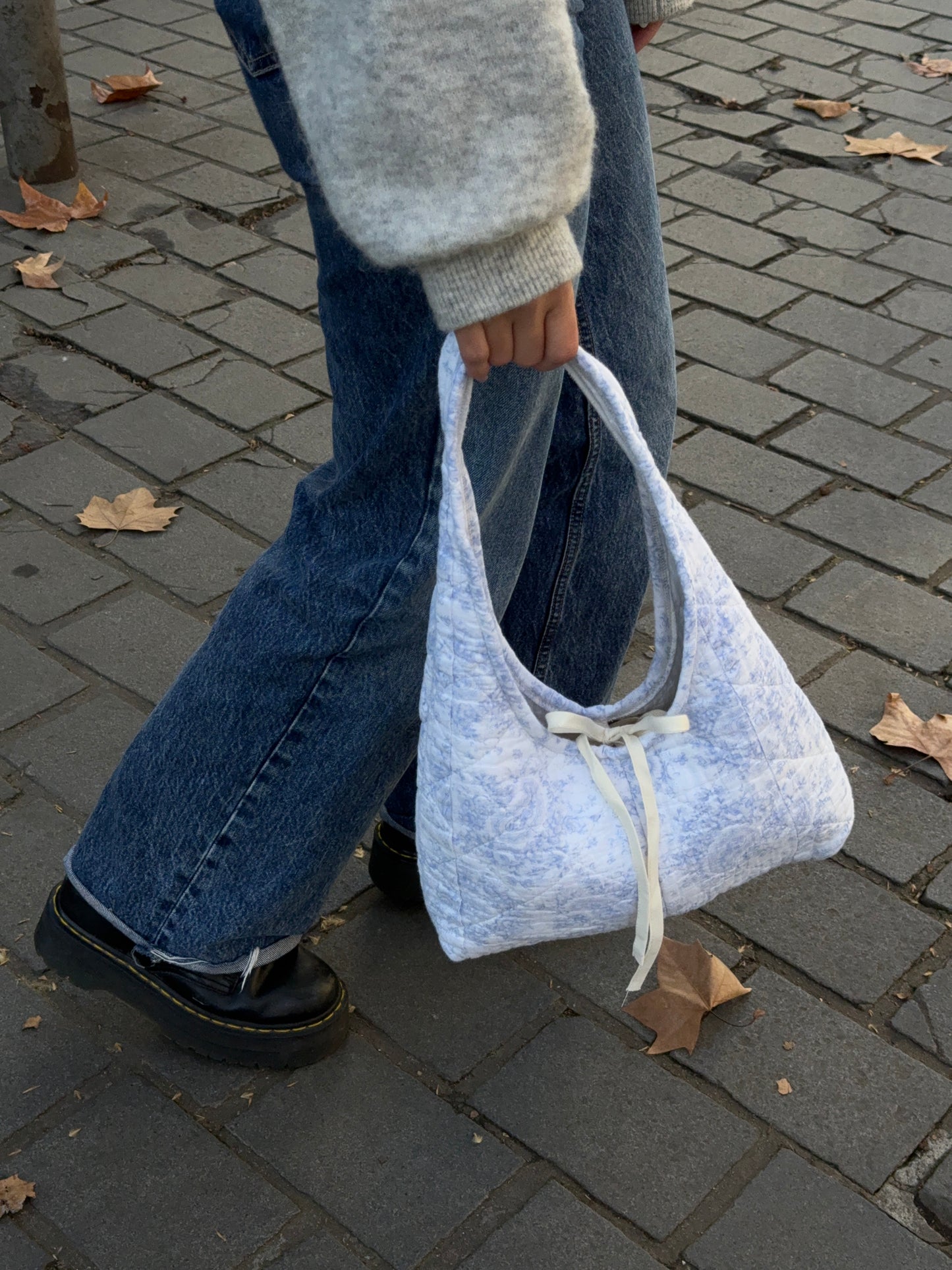 Sac upcyclé matelassé blanc à motifs bleutés