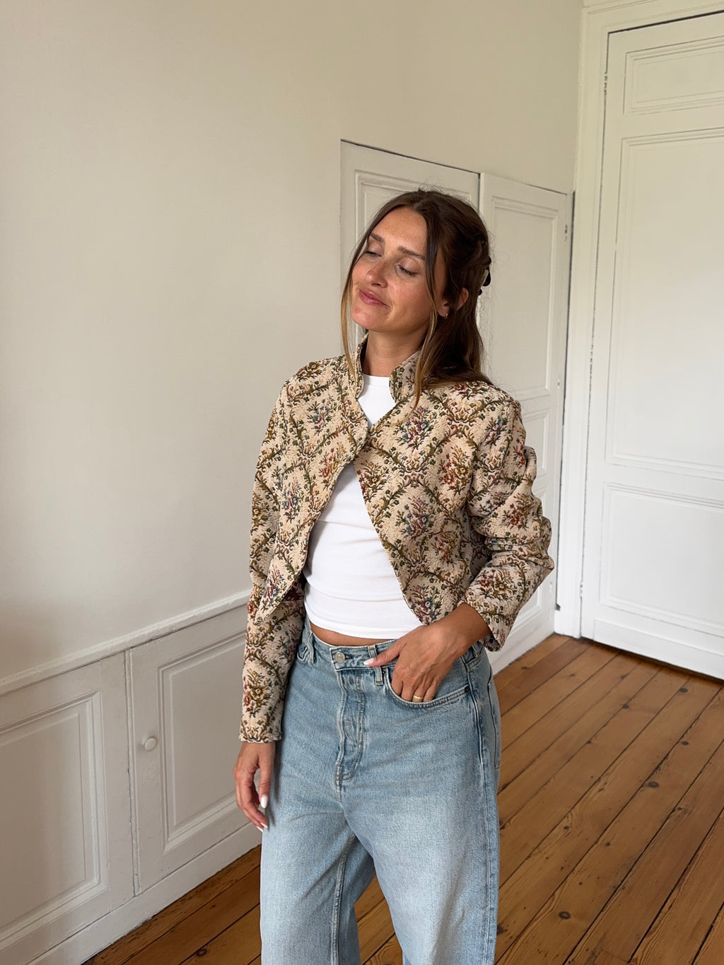 Veste courte upcyclée à fleurs