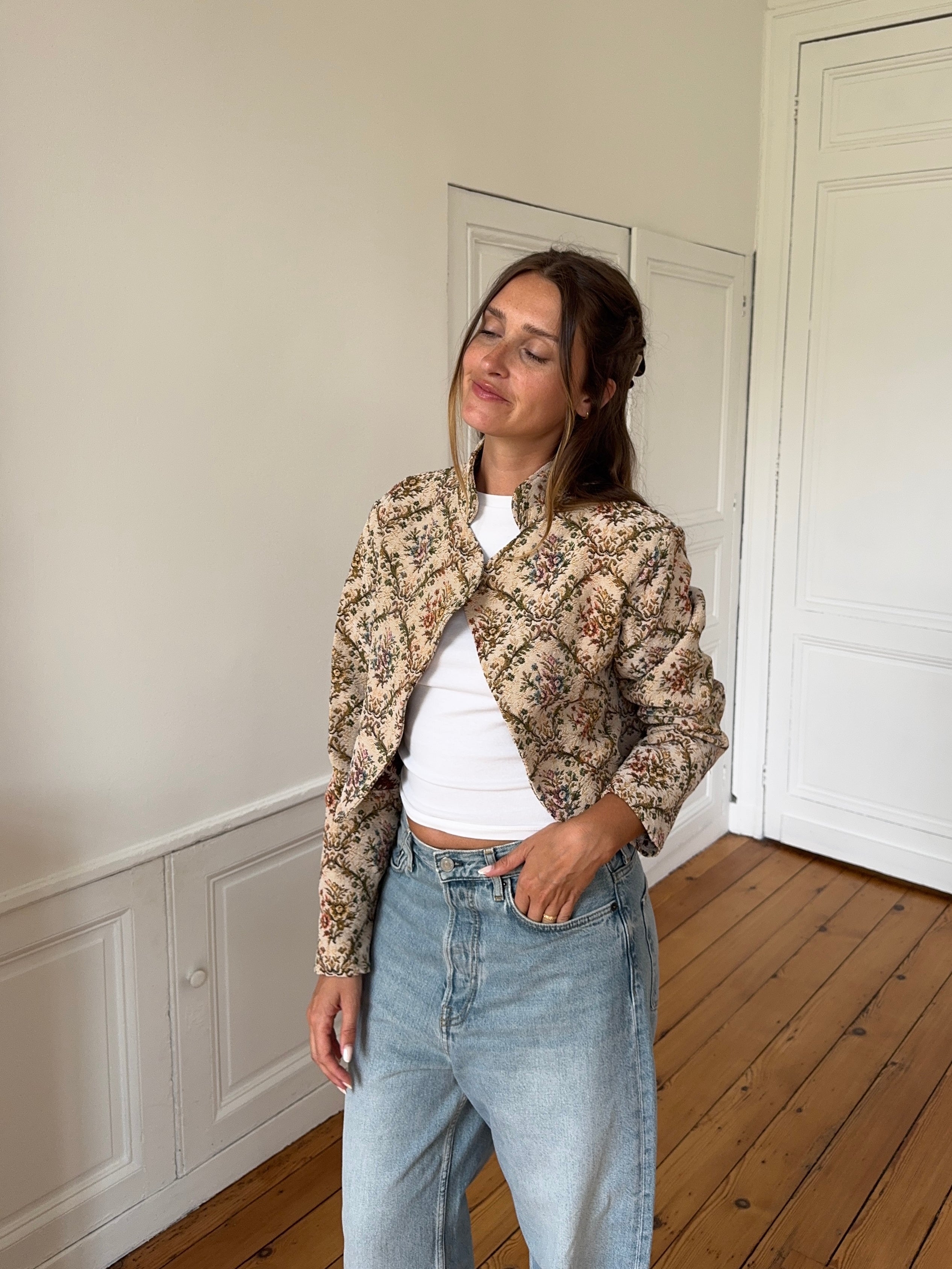Veste courte upcyclée à fleurs
