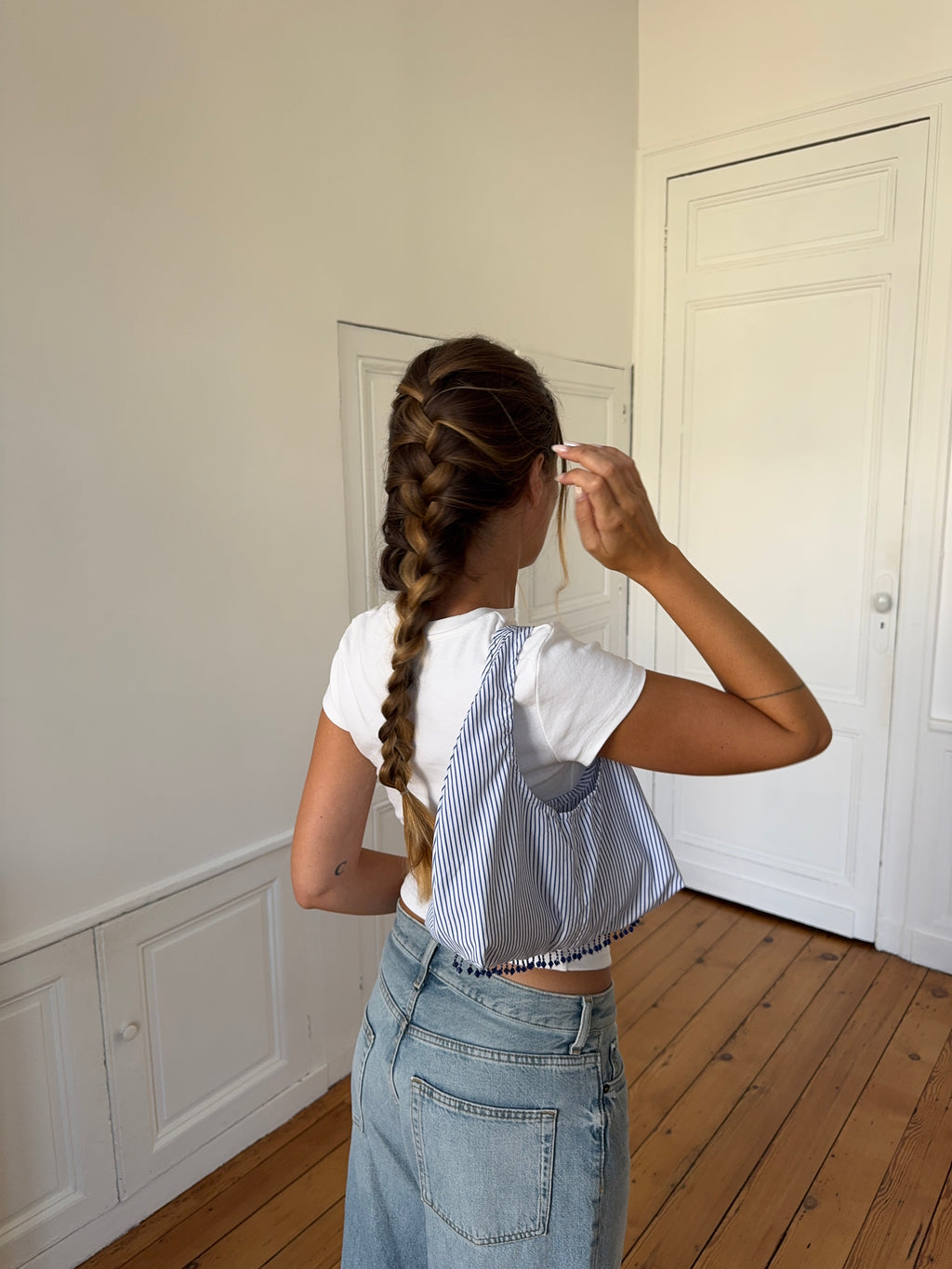 Sac upcyclé à rayures bleues et perles