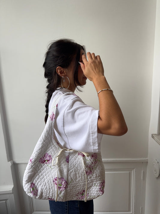 Sac upcyclé matelassé blanc à fleurs violettes