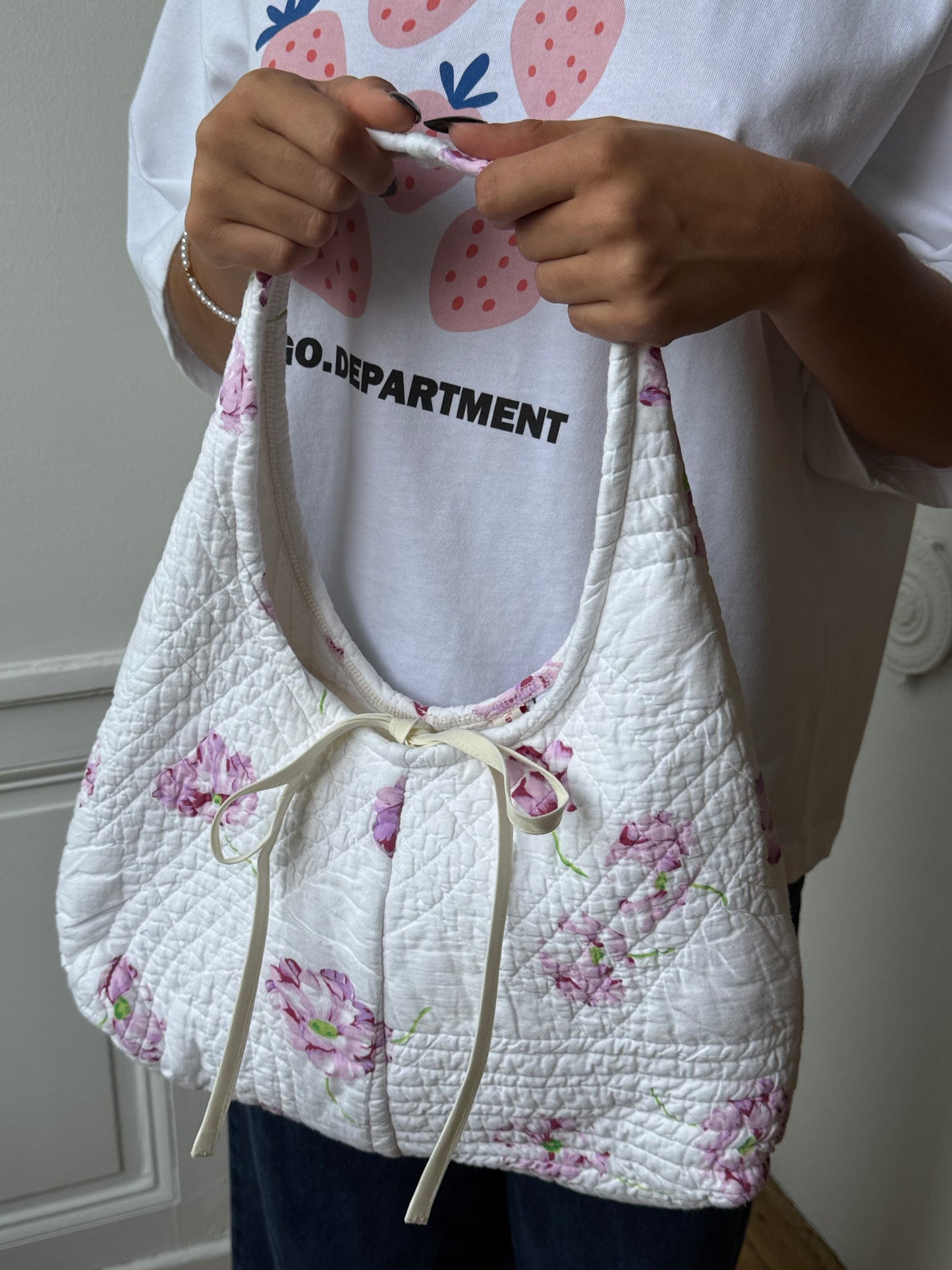 Sac upcyclé matelassé blanc à fleurs violettes