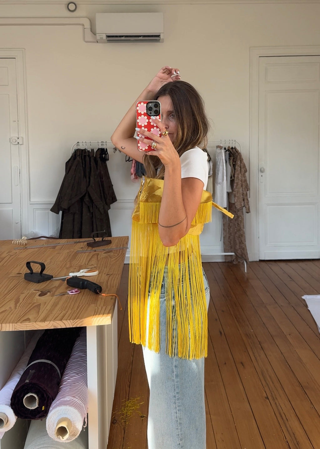 Pochette upcyclée satinée jaune et franges