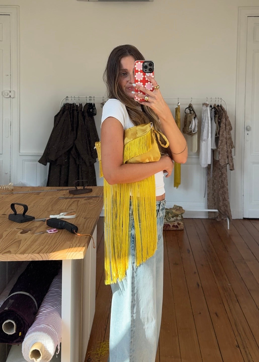 Pochette upcyclée satinée jaune et franges