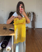 Pochette upcyclée satinée jaune et franges