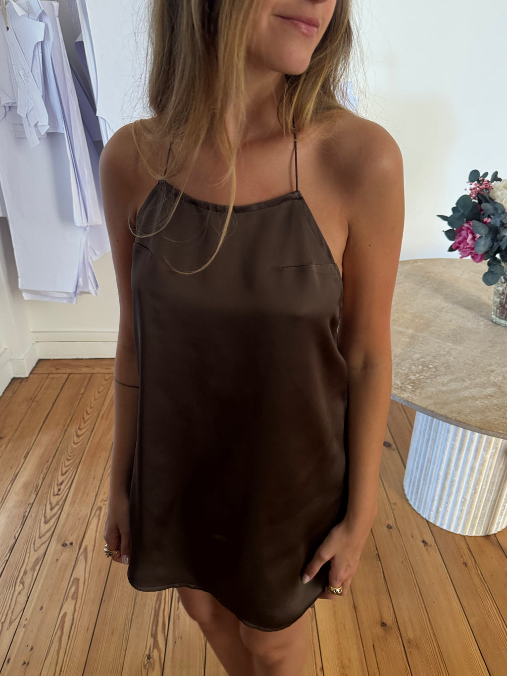 Robe dos nu satinée marron