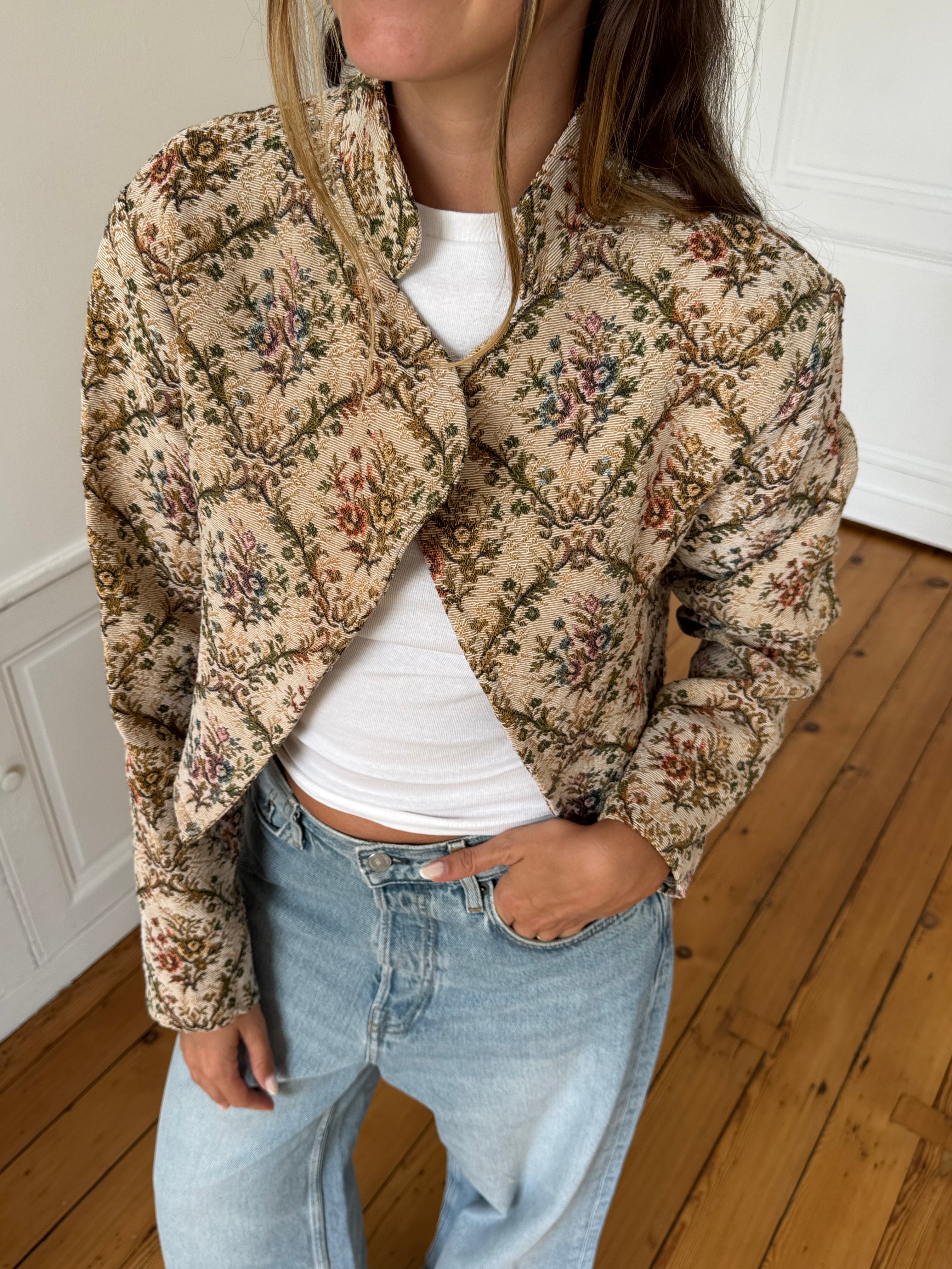 Veste courte upcyclée à fleurs