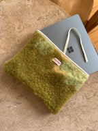 Pochette upcyclée laine vert kaki à motifs vintage