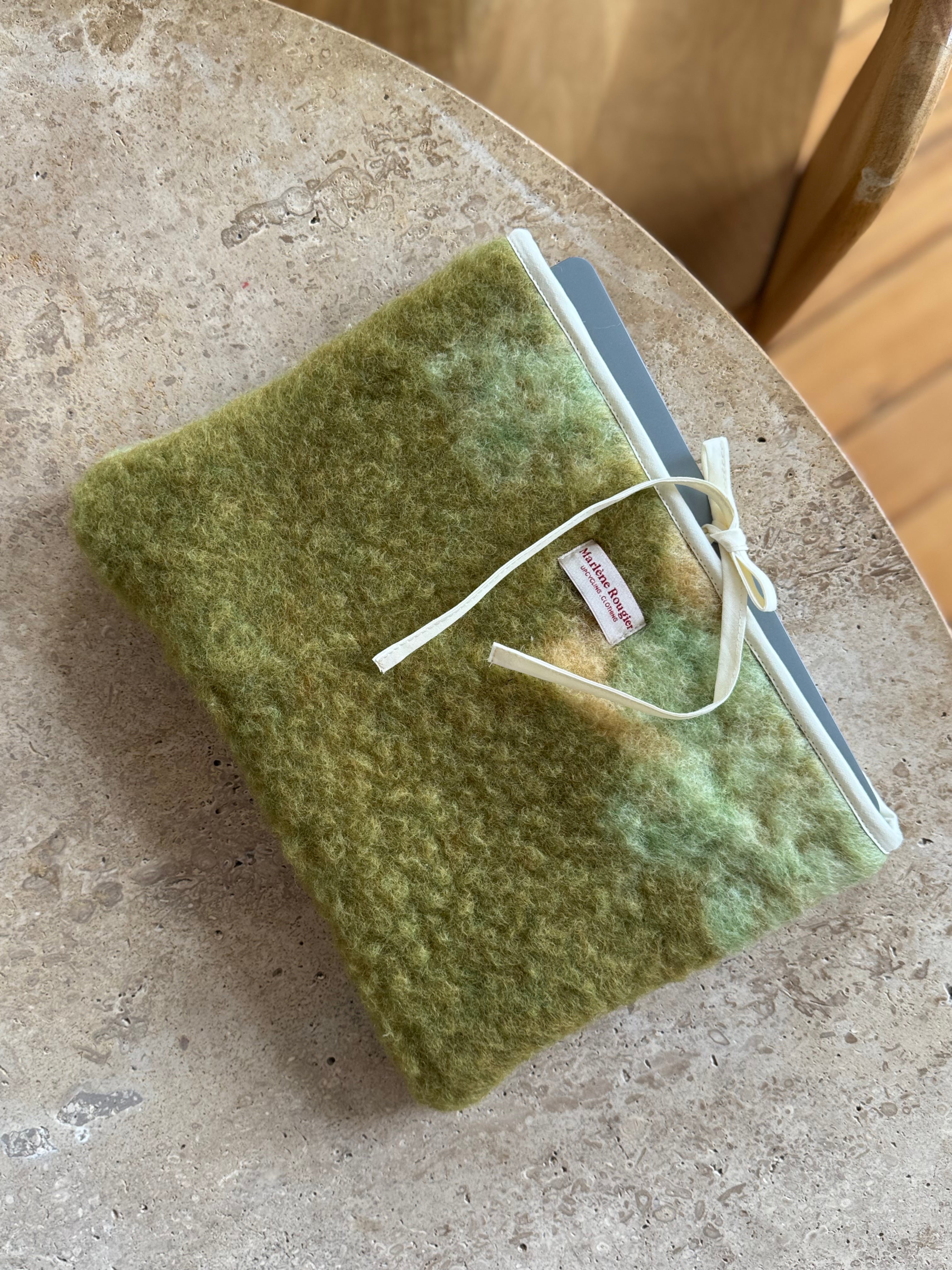 Pochette upcyclée laine vert kaki à motifs vintage