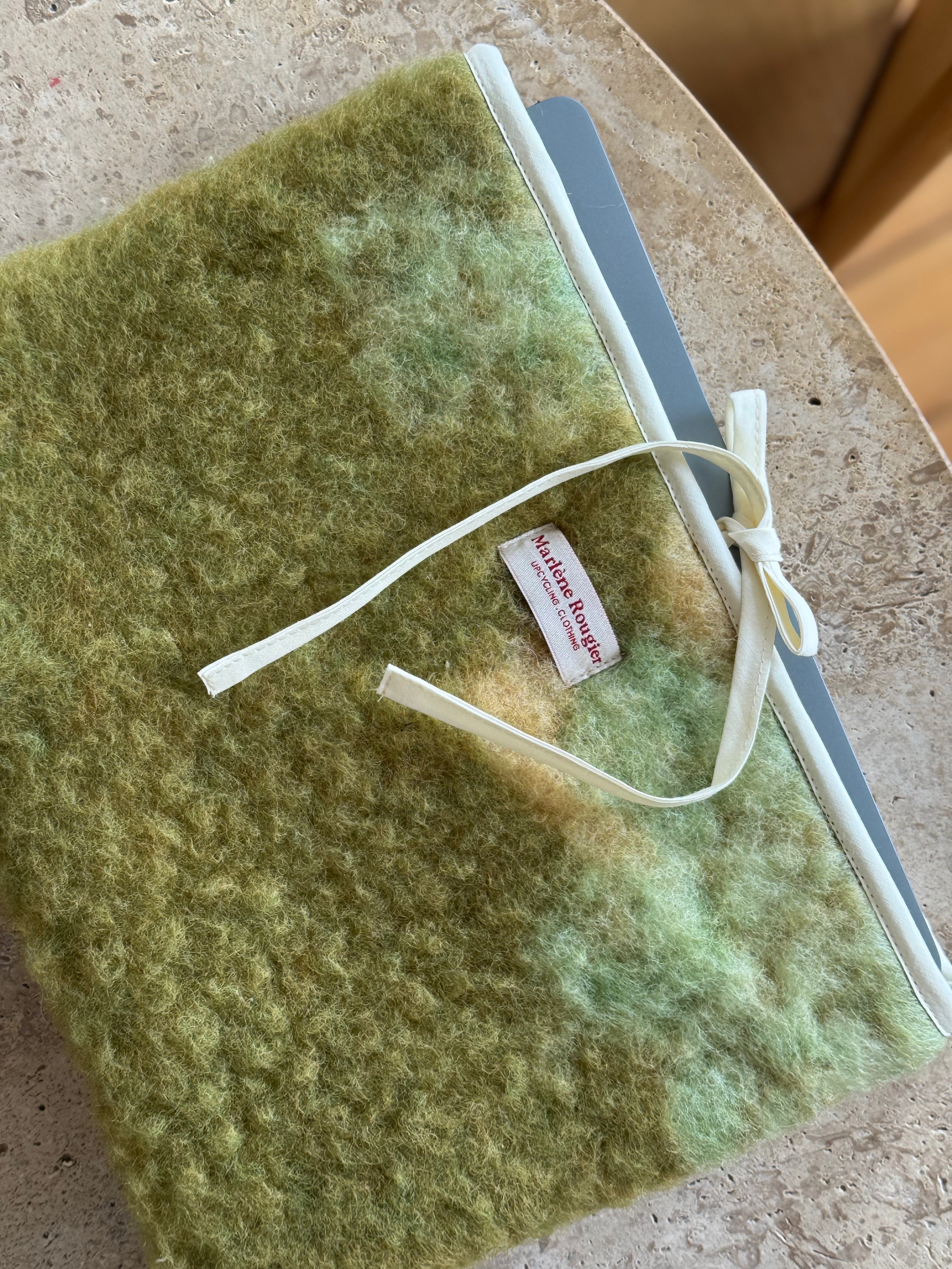 Pochette upcyclée laine vert kaki à motifs vintage