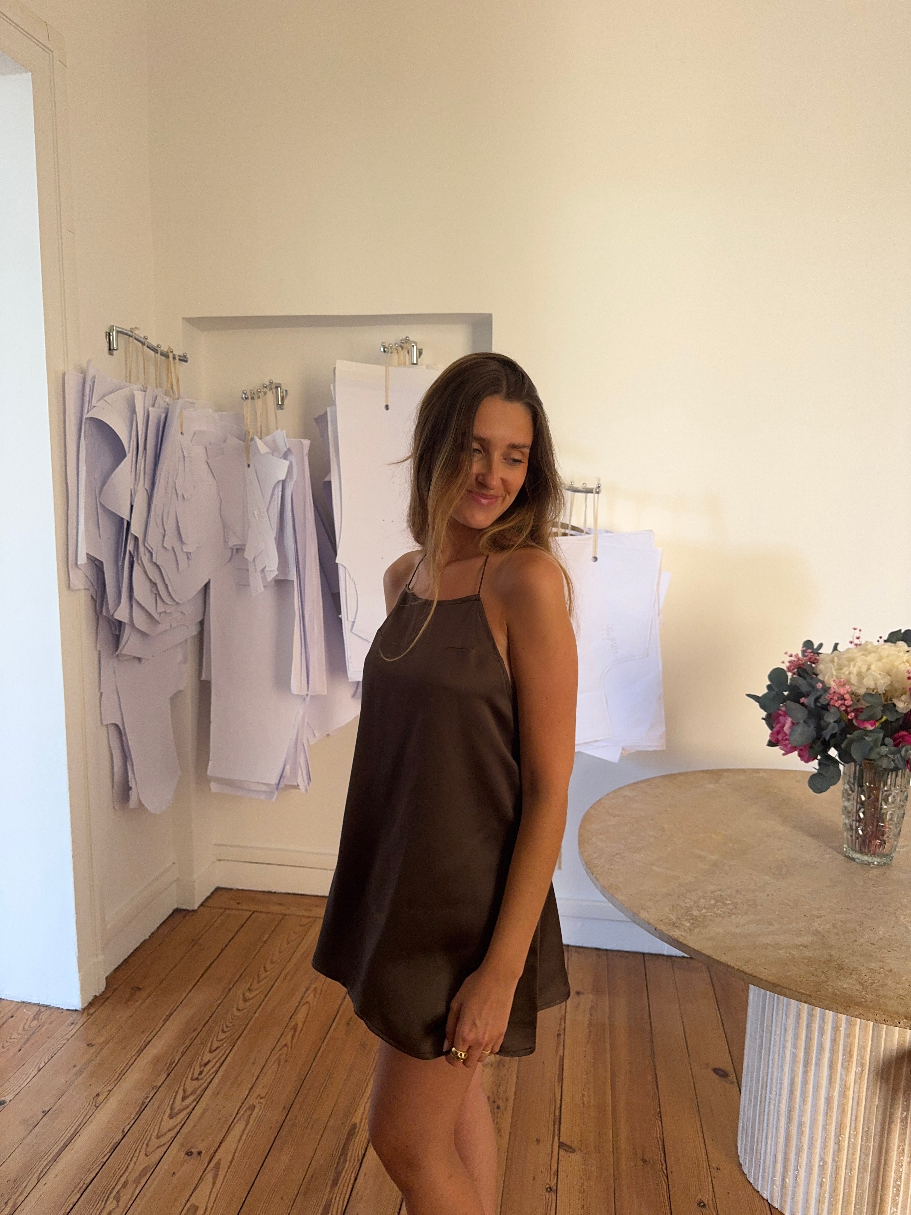 Robe dos nu satinée marron