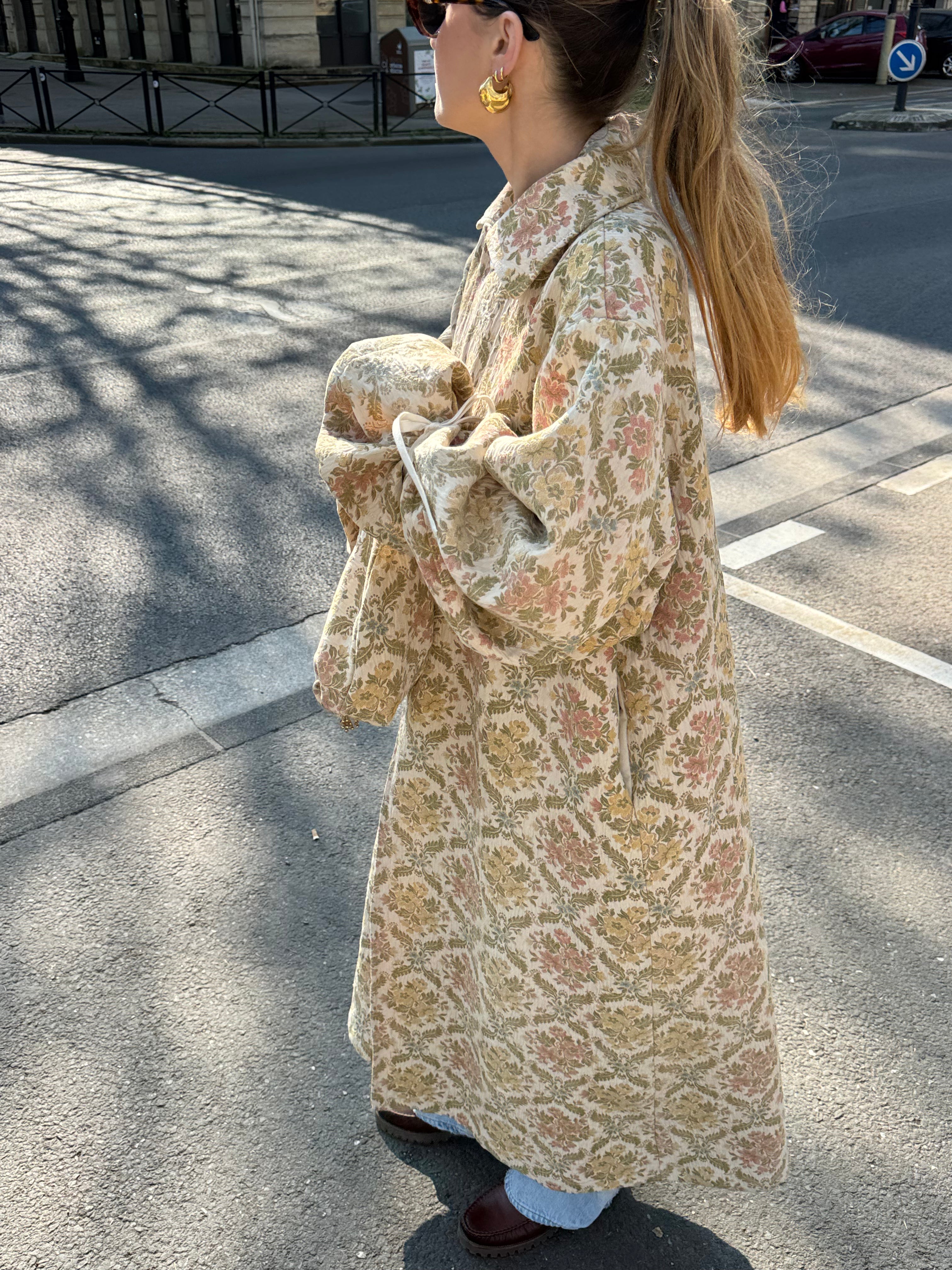 Manteau long upcyclé beige fleuri vintage