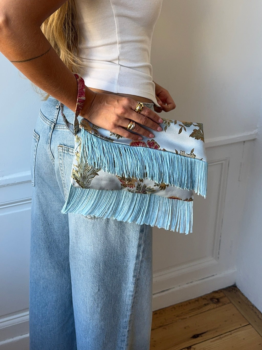 Pochette upcyclée satinée ciel et franges