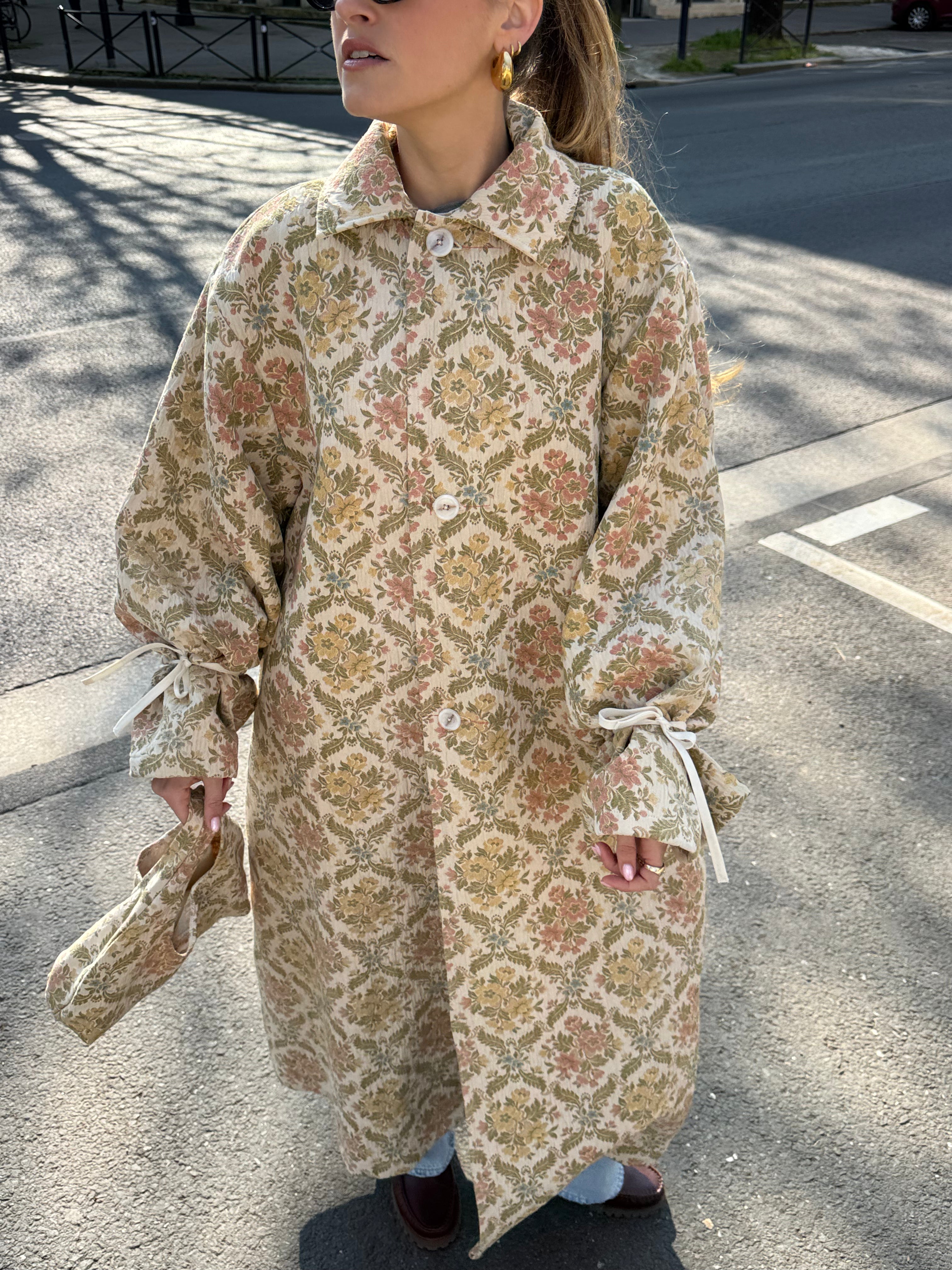 Manteau long upcyclé beige fleuri vintage