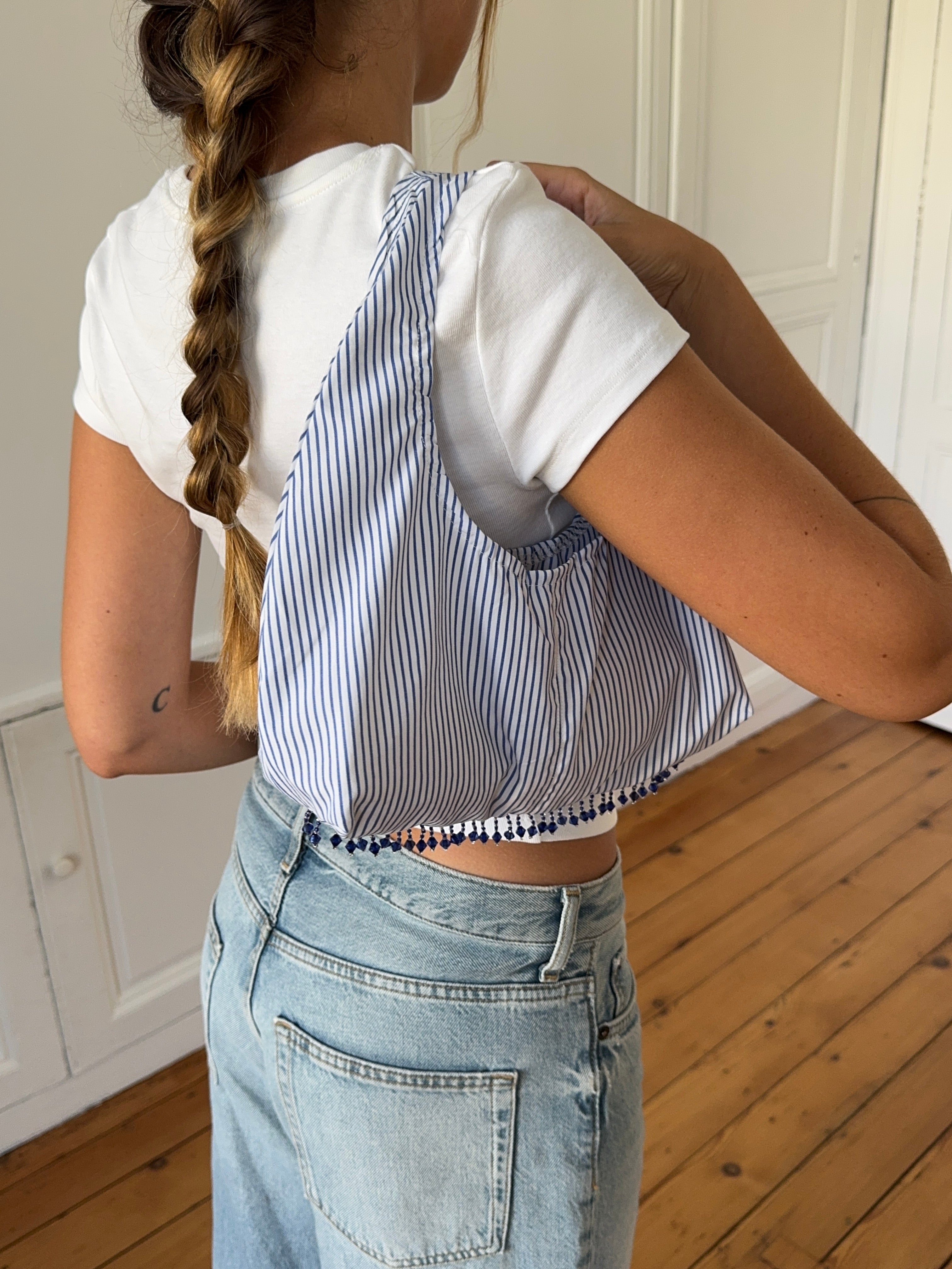 Sac upcyclé à rayures bleues et perles